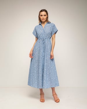 Geborduurde midi-blousejurk met korte mouwen en een gerimpelde taille
