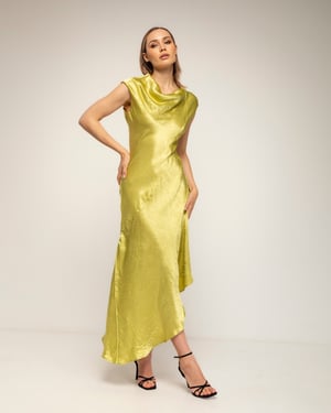 Midi-jurk met zijdetextuur, boothals en asymmetrische lengte