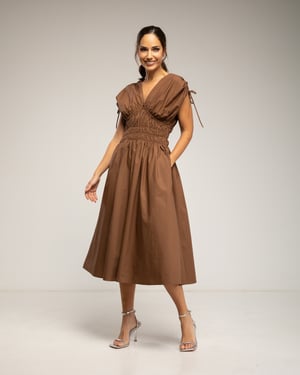 Midi-jurk met elastische taille en borst, rimpelmouwen en zakken