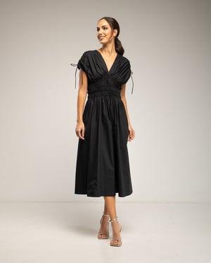 Midi-jurk met elastische taille en borst, rimpelmouwen en zakken