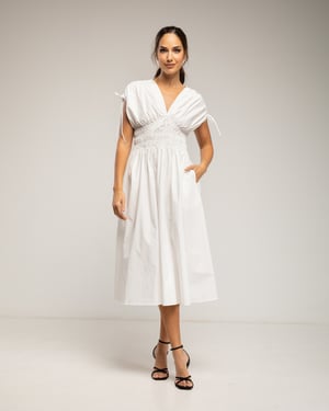 Midi-jurk met elastische taille en borst, rimpelmouwen en zakken