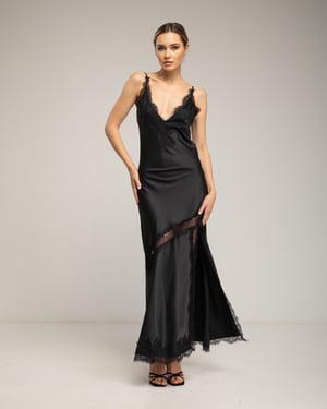 Midi slipdress van satijn met kantdetails en bandjes.
