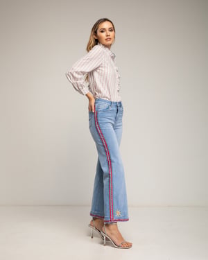 Straight fit jeans met borduursels aan de zijkant en bloemen aan de zoom.