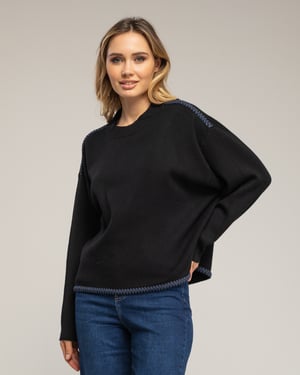 Oversized gebreide trui met stikseldetails aan de zoom en op de schouders.