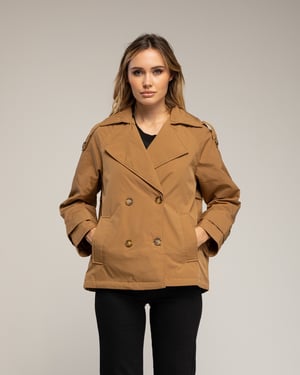 Korte gewatteerde trenchcoat met dubbele knopenrij, zijzakken en een uitlopende achterkant