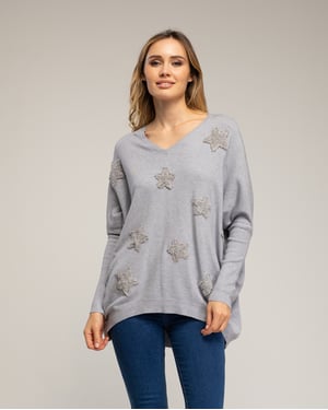 Lång oversize-stickad tröja med påsydda tygstjärnor och strass