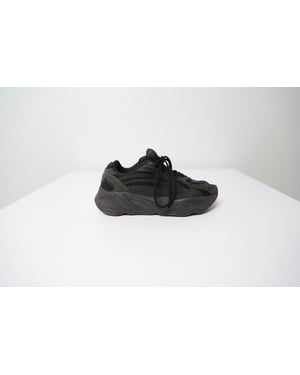 Yeezy Boost 700 V2 Vanta i svart gummi
