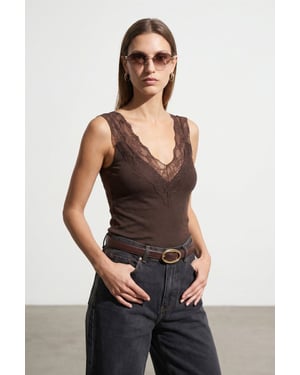 Getailleerd Mouwloos Kantblouse