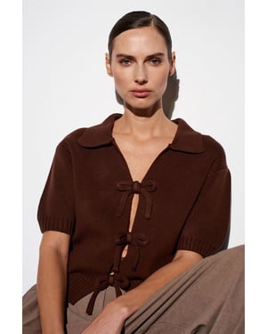 Dam ribbad akrylpolo cardigan med knytfram.