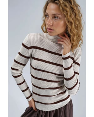 Ribbad randig turtleneck-tröja med figursydd passform