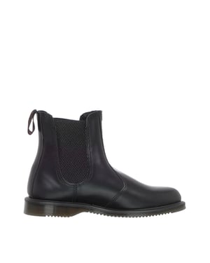 Flora Gladde, Gepolijste Chelsea Boots