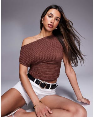 ASOS DESIGN off-shoulder strukturerad rynkad topp i brun