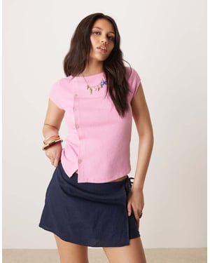 ASOS DESIGN texturerad stickad t-shirt med knapppdetailjer i rosa