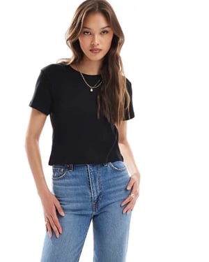 Monki krympt t-shirt i svart