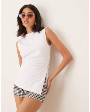 ASOS DESIGN insvängd väst med asymmetrisk fåll i vitt