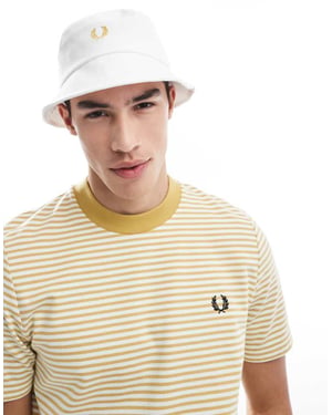Fred Perry piké bucket hat i vitt