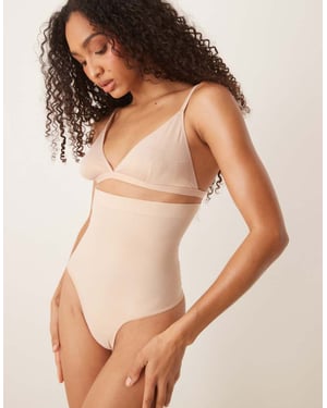 SPANXskulpt Sömlös Power högmidjad tanga i mjuk nudefärg