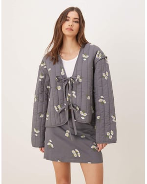 ASOS DESIGN knytframs quiltad broderad jacka i tvättad grå