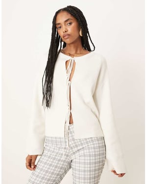 Gina Tricot lättstickad knytcardigan i krämfärg