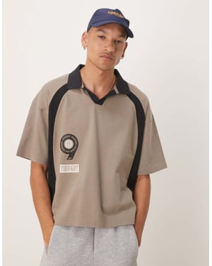 ASOS DESIGN boxy oversized polo med fram- och baktryck i beige
