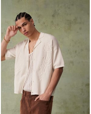 ASOS DESIGN avslappnad stickad polo med knappar och blommig broderi i ecru