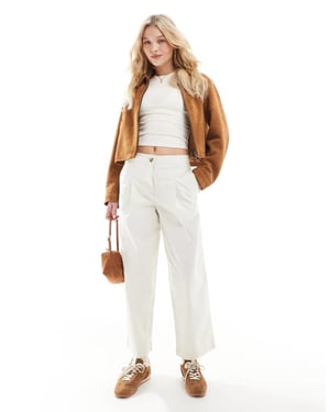 ASOS DESIGN clean waist chinos i smörmjölk