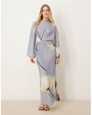 ASOS DESIGN långärmad klänning med infällt midja och snedskärning i blått blommönster