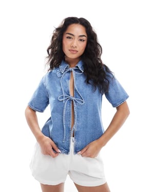 ASOS DESIGN denim-knut framtill kortärmad topp i mellanblått