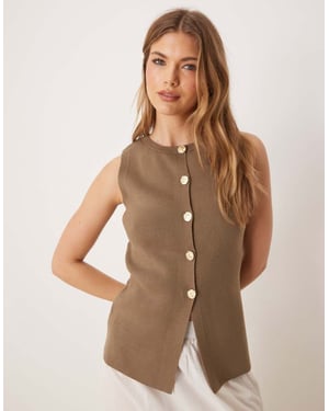 ASOS DESIGN stickad rundhalsad väst med struktur och guldknappar i mocha