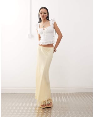 Återvunnen vintage satin midi kjol med spetsdetaljer i smörgul