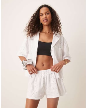 ASOS DESIGN broderad shorts i vitt