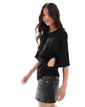 ASOS DESIGN asymmetrisk topp med urklippt sidodetalj i svart