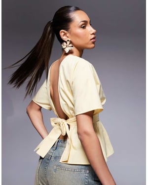 ASOS DESIGN blus med knytmidja och öppen rygg i smörmjölk