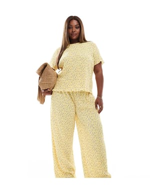 Pieces Curve mini plisserad vid benbyxa co-ord i blommönster med små blommor i gul färg
