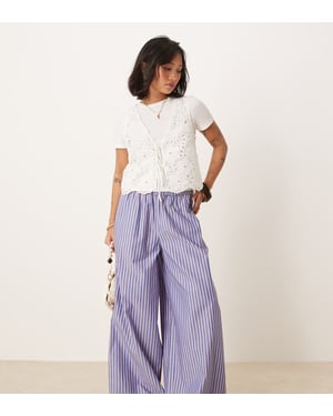 ASOS DESIGN Petits shirred midjebyxor i blå och röd rand