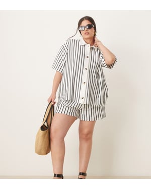 ASOS DESIGN Curve texturerad rand kort co-ord i kräm och marinrand
