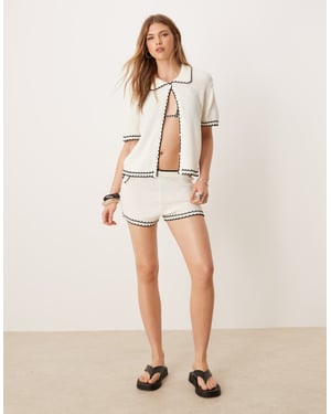 ASOS DESIGN strandstickad kort set med kontrasterande scallop-stickning i krämfärg