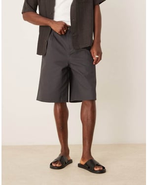 ASOS DESIGN längre längd veckade shorts i kolgrå