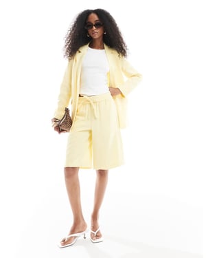 Vero Moda mixa och matcha långlinjiga skräddade shorts-set i blek banan