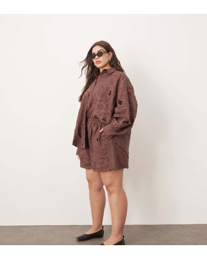 ARRANGE Curve bomullsshorts med spegelblommig broderad utskärning i choklad