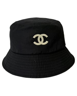 Chanel CC Broderad Bucket Hat i Svart Bomull