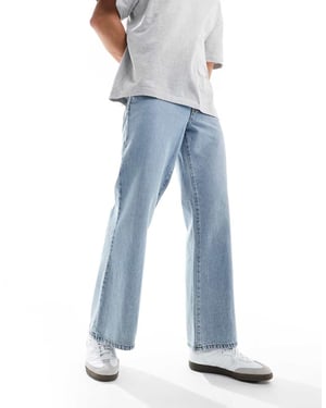 ASOS DESIGN vida utsvängda jeans i medelblå tvätt
