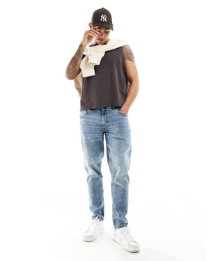 ASOS DESIGN stretch tapered jeans i medtvättad blå
