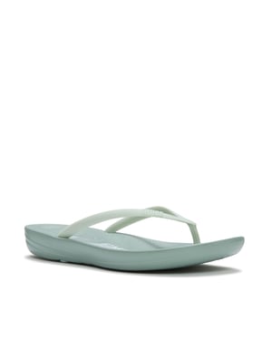 FitFlop X Pantone Iqushion Kvinno Flip Flops i Isberg Grön