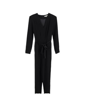 Maje jumpsuit met V-hals en strikceintuur in zwart acetaat.