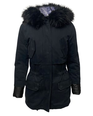 Maje lange donsjas met capuchon en bontkraag in blauw nylon.