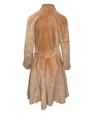 Bottega Veneta hellång fårkappa i beige mocka