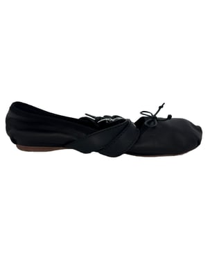 Miu Miu Ballerina's met Gespaccent in Zwart Leer