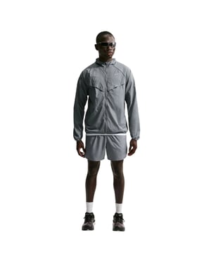 Nike Lichtgewicht herenjack met capuchon van Stride (Rook Grijs)