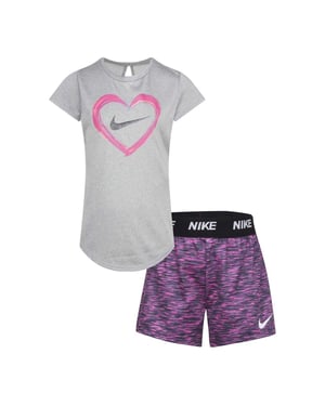 Nike Set med kortärmad T-shirt och shorts för flickor med hjärtmotiv (GRÅTT/ROSA)